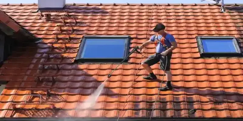 démoussage et nettoyage haute pression de toiture à Corbel